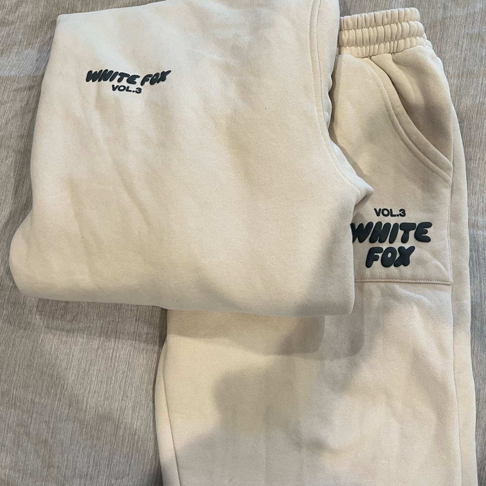 White Fox pebble sweatshirt and sweatpants